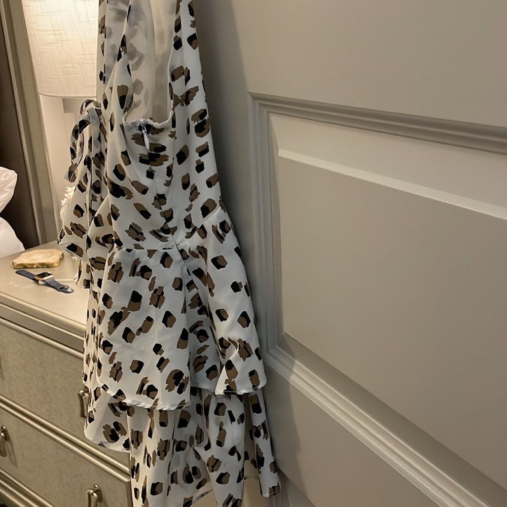 V-neck peplum leopard tank with side zip detail - Picture 2 of 2